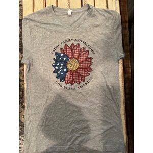 LiF Apparel Faith Family Freedom God Bless America Sunflower V-Neck Tee Medium